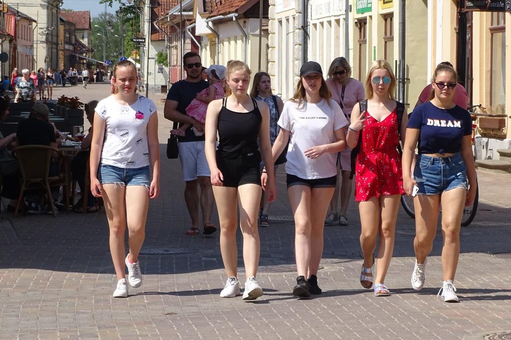 2021-07-04, Kuldiga, mensen op straat-28 - kopie