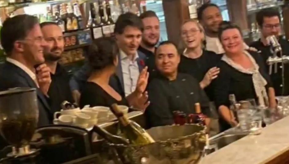 2021-11-08, Rutte en Trudeau aan de bar - kopie