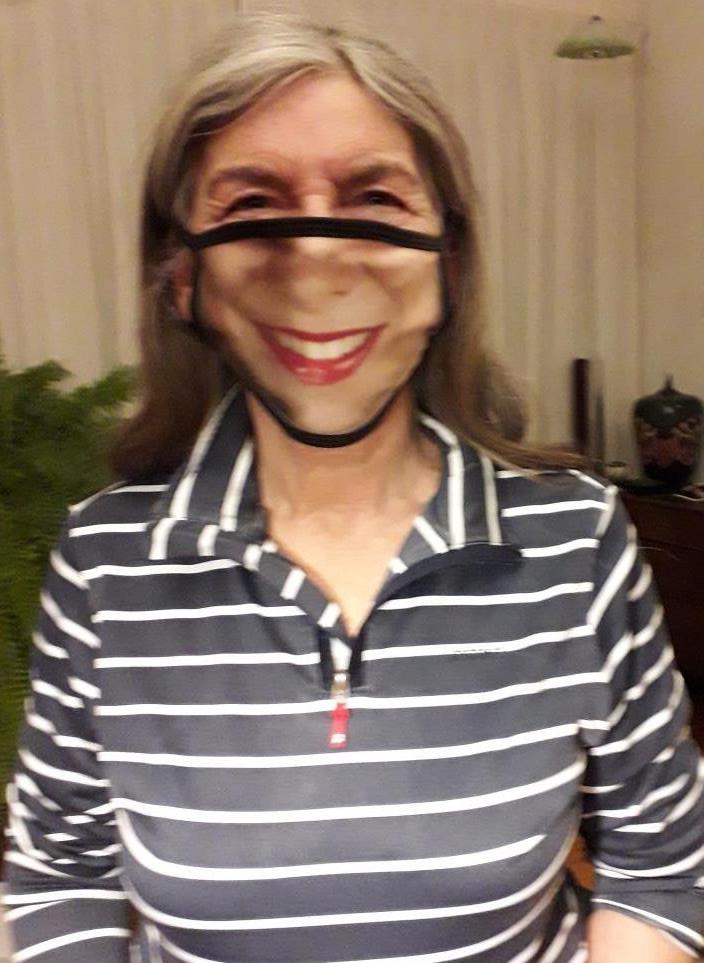 2021-12-02, Christine met lachend mondmasker-1 - kopie